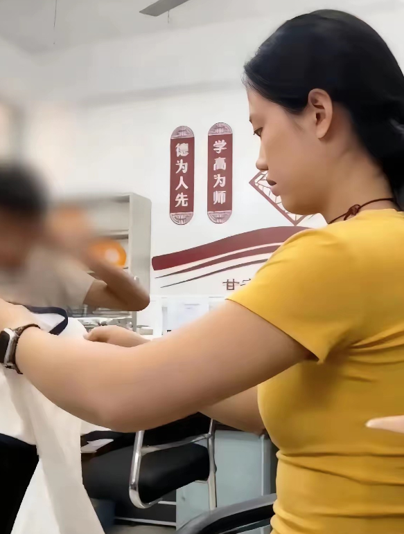 这下瞒不住了，全国人民都知道了！女班主任把10岁的男孩叫进办公室，温柔地说：