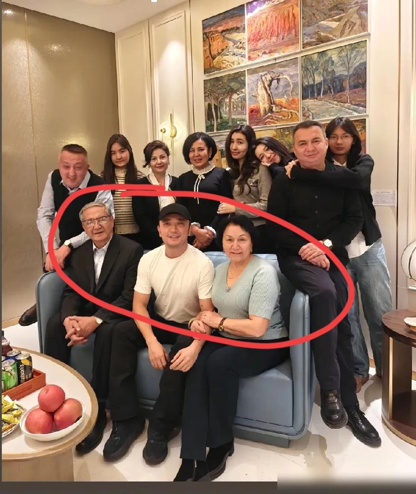 尼格买提的父亲，终于藏不住了。看他回家过年吃烤全羊，只觉得温馨。谁能想到，他