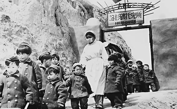 1945年深夜，一男子爬进了延安保育院的窑洞。突然，他拿出锋利的匕首，残忍地在刘