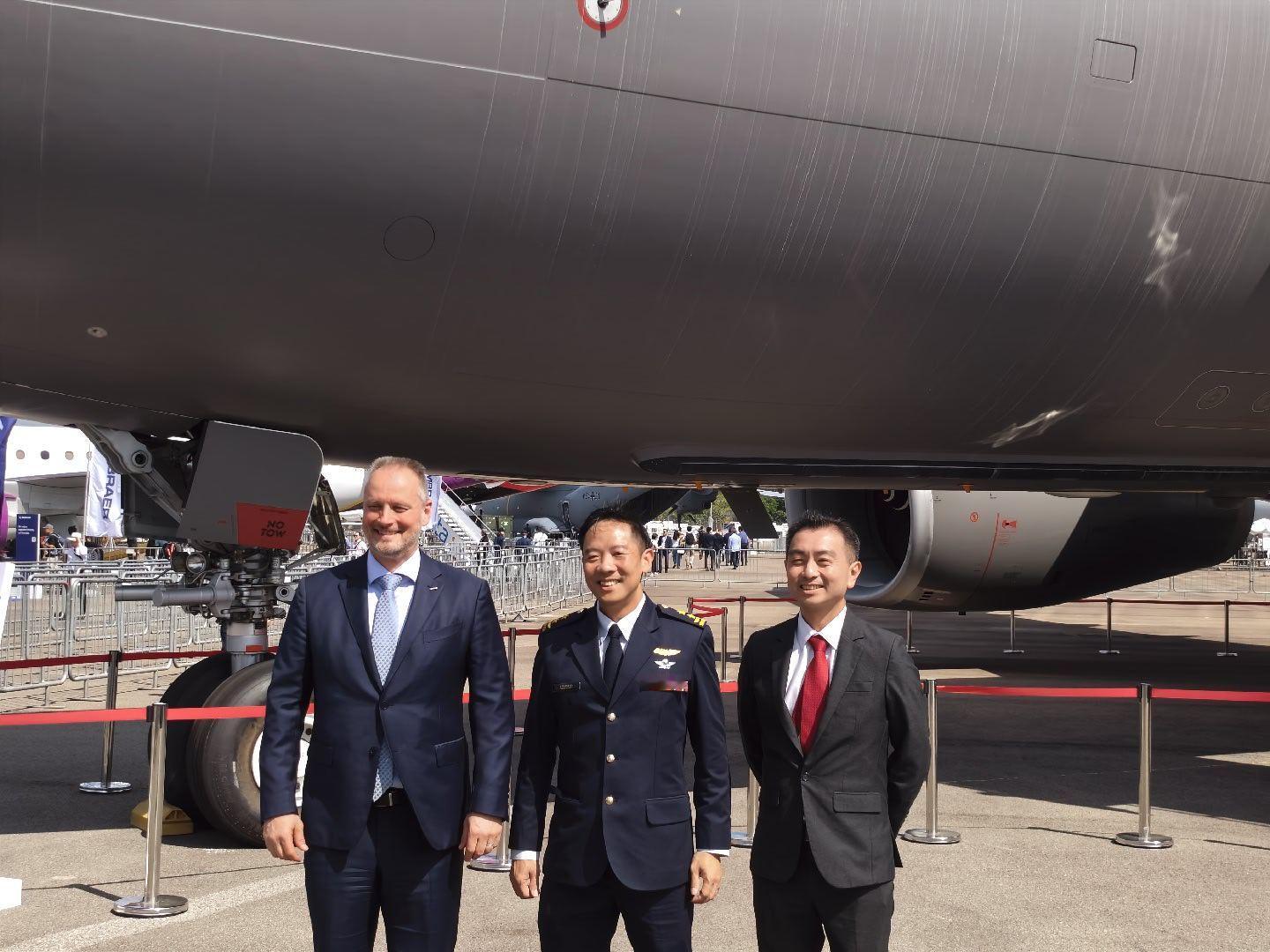 中间那位应该是个大boss新加坡·ChangiExhibitionCent