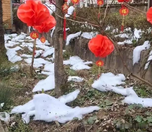 “不是雪，而是棉花”2月7日，有看雪景游客发现，景区根本就没有雪，和宣传视频、图