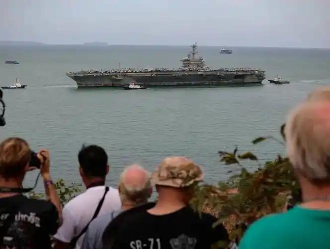 林肯号终于靠岸了，船上的男兵都跑到芭提雅享受去了，女兵该怎么办？泰国可不是一个购
