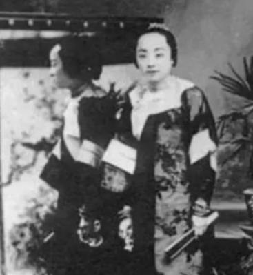 1900年，一伙德军闯入北京一家妓院，刚要侵犯一名女子，便听见女子用流利的德语说