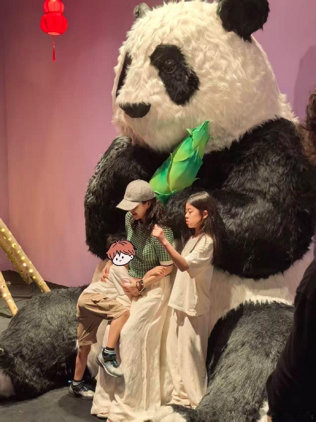 章子怡带儿女逛灯会三亚偶遇章子怡带儿女逛灯会章子怡带儿女逛灯会，陪着儿女和熊猫玩