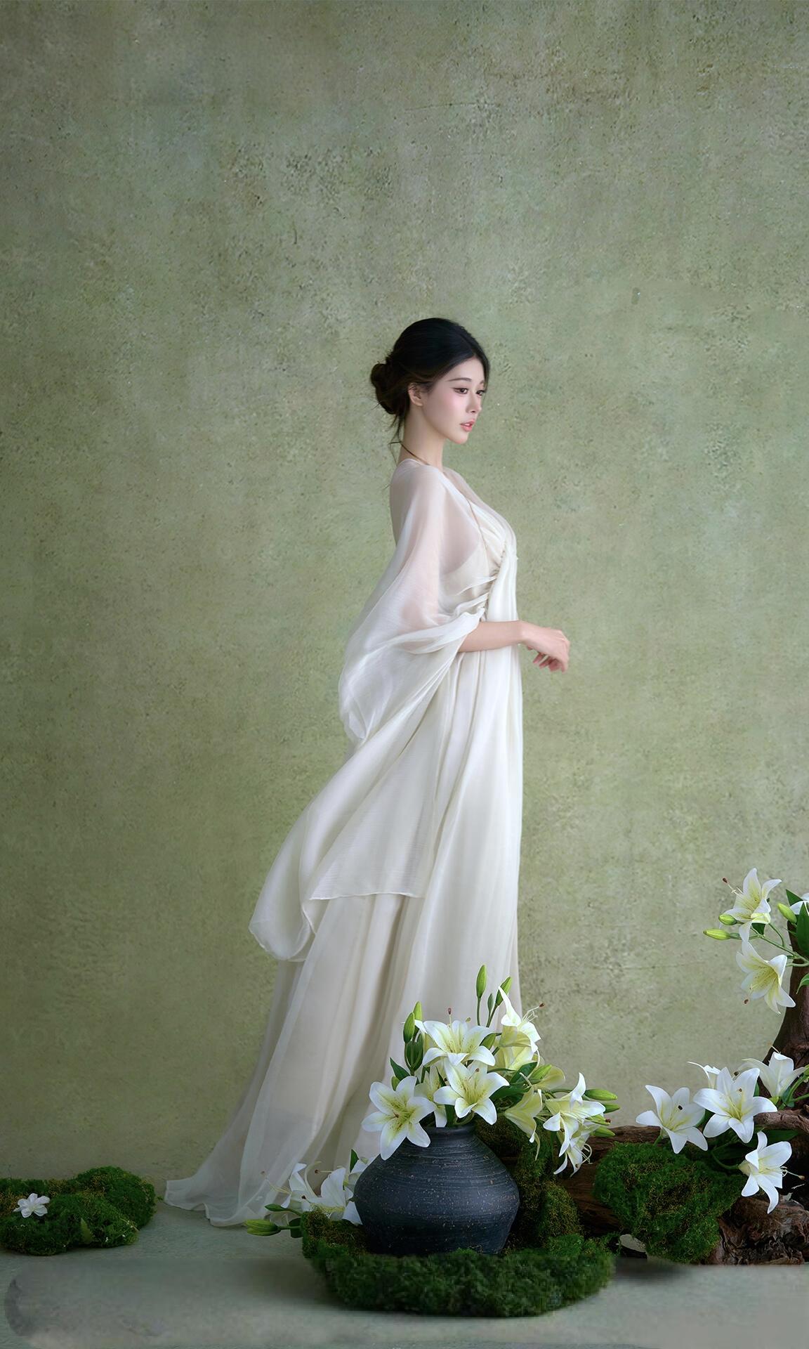 如何利用棚拍环境，创作出一组东极简美学的花卉人像！看一下这张，背影照是整组作品