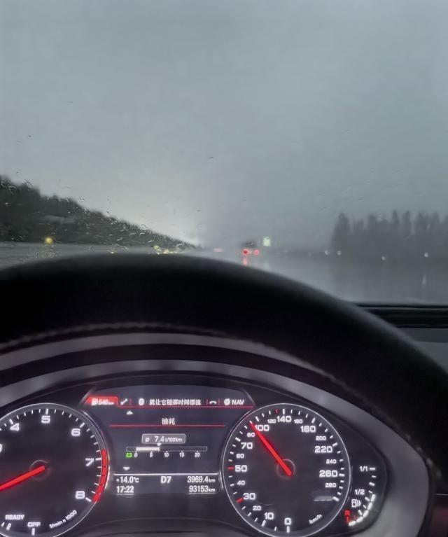 昨天下着雨跑高速，油耗莫名其妙高了快一个油。我平时开2.0T跑110码油耗也就6