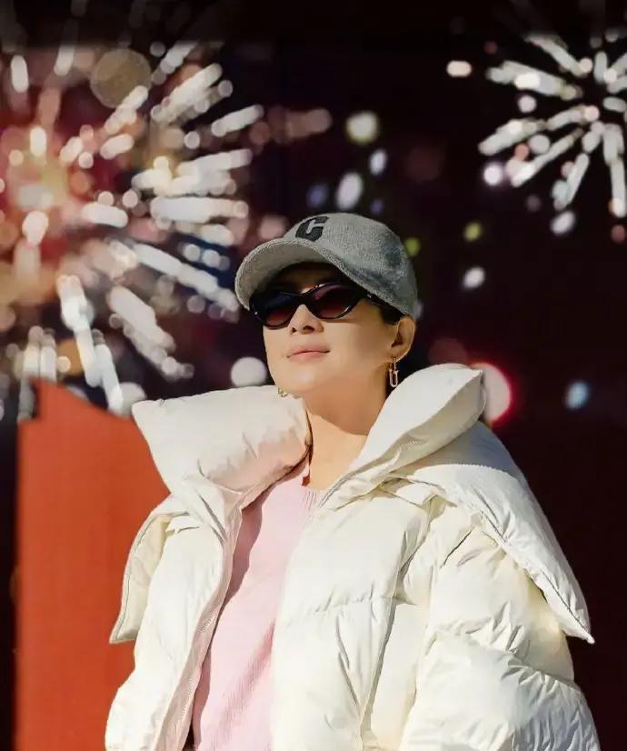 46岁还单着，她急吗？章子怡在跨年夜里写下：工作排到2027，孩子长高半头