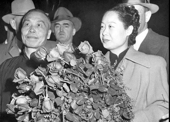 1938年，李宗仁在家里接受女记者的采访，他的二夫人郭德洁又哭又闹，女记者走后，