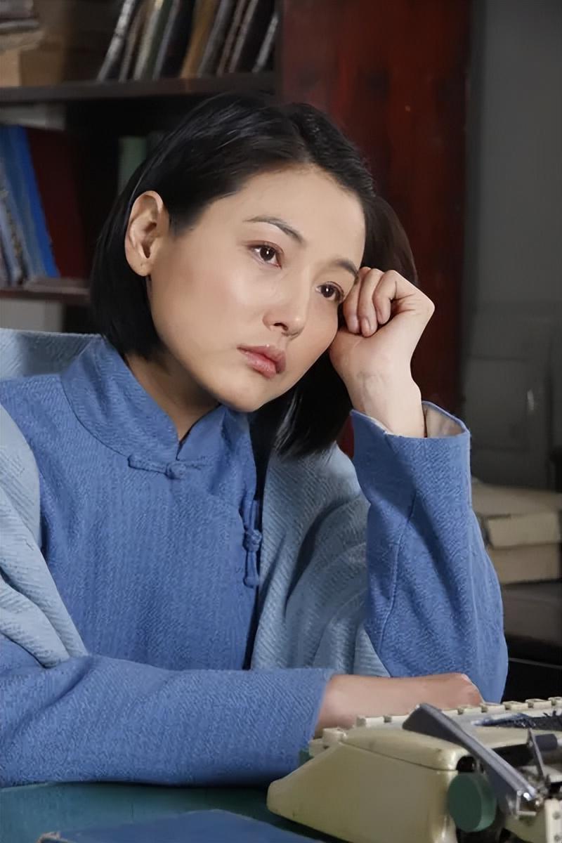 这位女演员，太突然了！今天，港媒报道，56岁的张延，离婚了。结束20年的婚姻，
