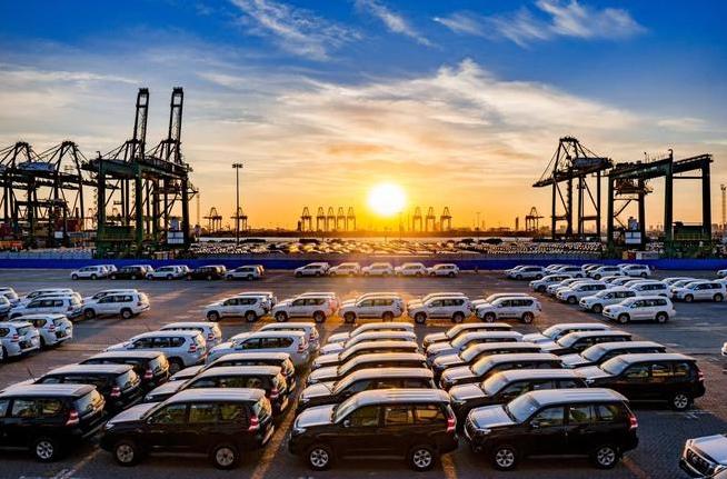 特朗普宣布，100%关税封杀中国汽车，话音刚落，中国减持77亿美债日前，美国宣