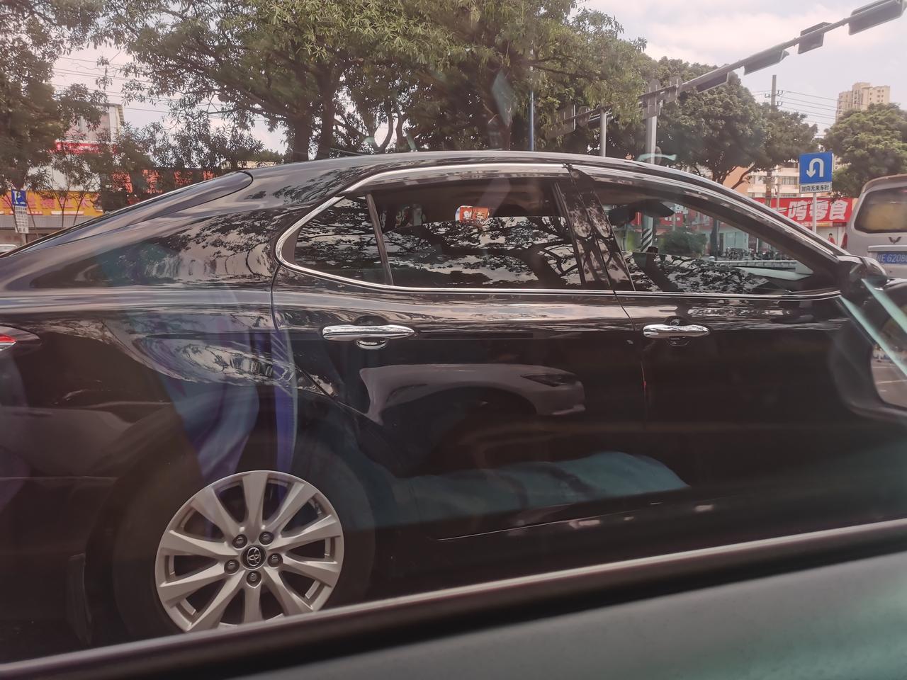 日系车主为了表显4个油是真狠啊，油耗高一点难道真犯法吗？午饭后回家路上，跟了辆