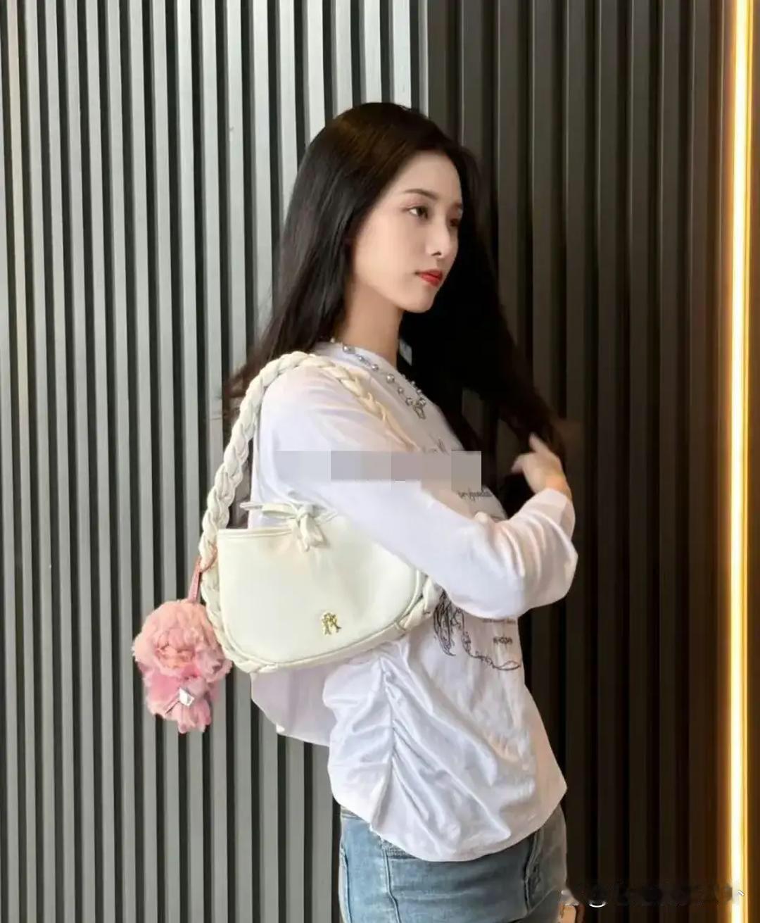 徐艺洋跟妈妈年轻时候好像，简直一模一样，家族基因太强大了。​​​