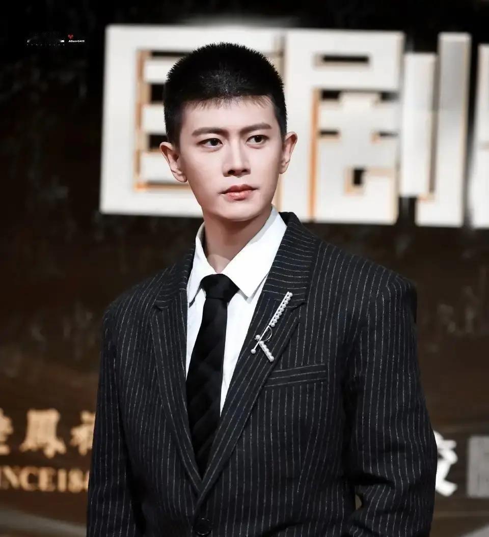 任嘉伦在国剧盛典给陈都灵递奖杯，手扶一下，一句“实至名归”，镜头里全是礼貌和温度