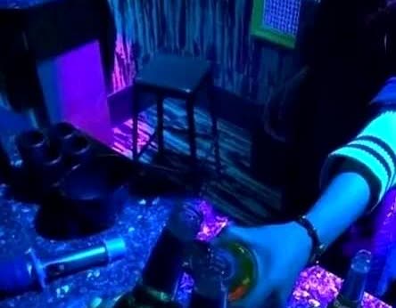 见钱眼开？近日，黑龙江2名男子去歌厅唱歌，女经理主动进入包厢女经理端着果盘推