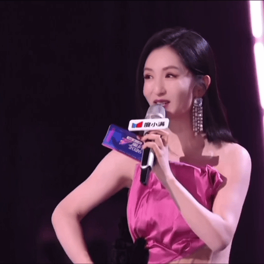 谢娜这是在舞台上把裙子掀了吗