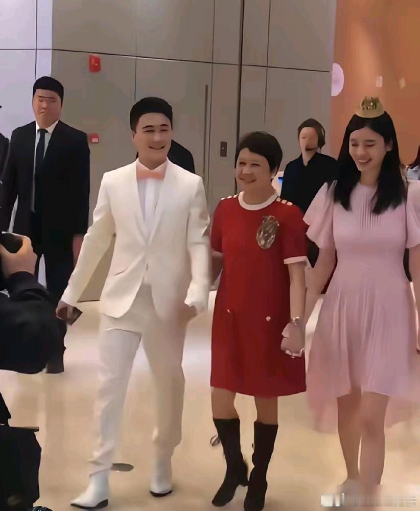 婚礼当天，奚梦瑶一个动作，看得我后背发凉。她没牵何猷君，反而紧紧挽住婆婆四太，身