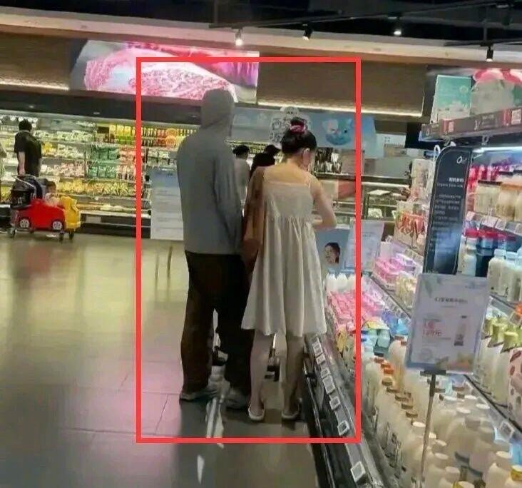 偶遇吴倩张雨剑带女儿回国网友偶遇吴倩张雨剑在芬兰带娃回国！今年俩人同框带娃的画