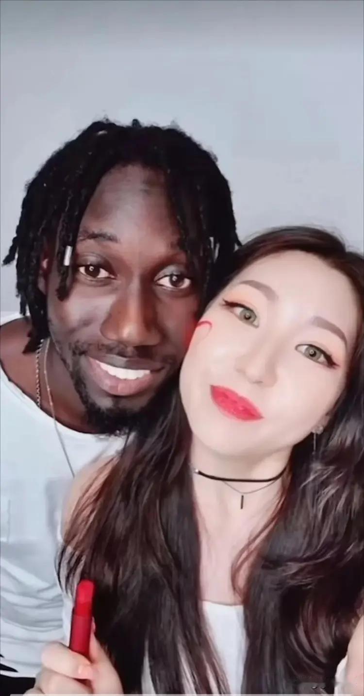 中国美女为什么不能爱非洲黑男？有的人很狭隘与偏见——她们和非洲黑人恋爱怎么啦