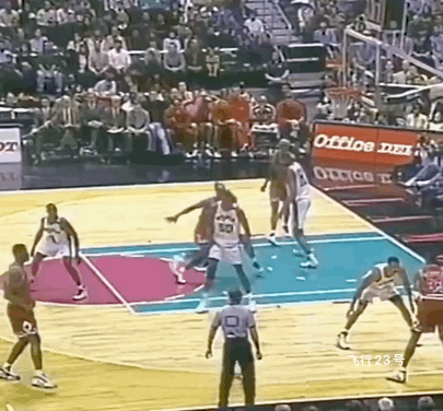 马刺双塔都盖不到乔丹！九十年代NBA末期马刺双塔，大卫·罗宾逊和蒂姆·邓肯，那