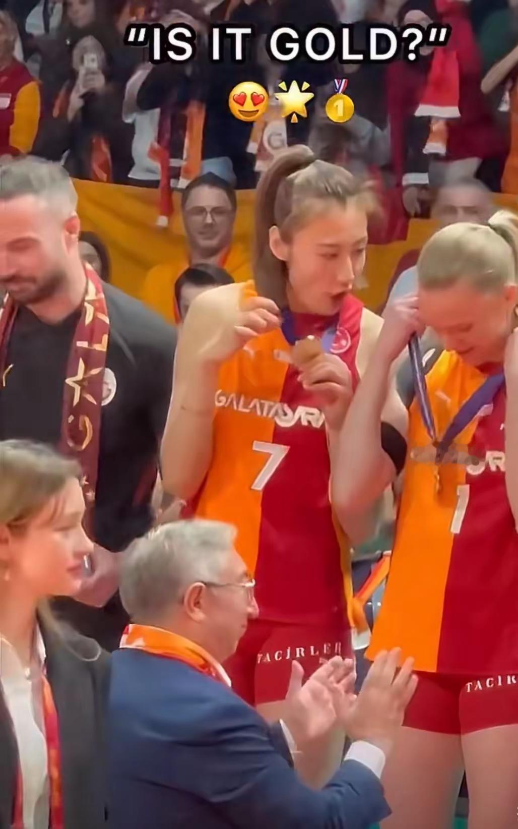 排面！主教练亲自为王媛媛戴上金牌加拉塔萨雷3-1基耶里夺得女排欧联杯冠军创造历史
