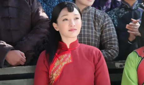 拍《红高粱》里，第一场戏就是朱亚文把周迅抱到高粱地里，扑倒在她身上。镜头拍完，朱