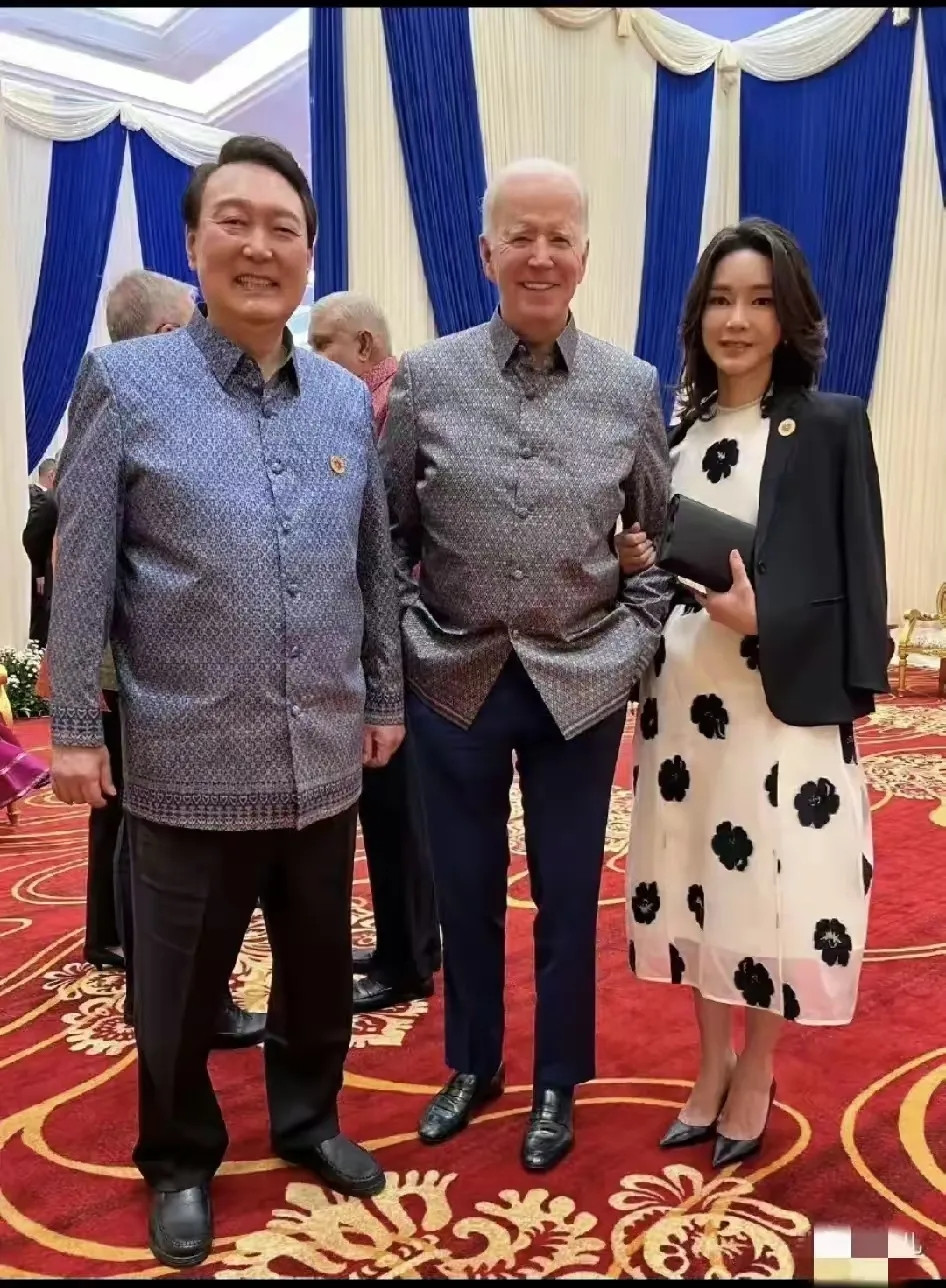 金建希算是吃大亏了，尹锡悦当总统时，她不顾劳累，不怕辛苦，每天跟着尹锡悦东奔西跑
