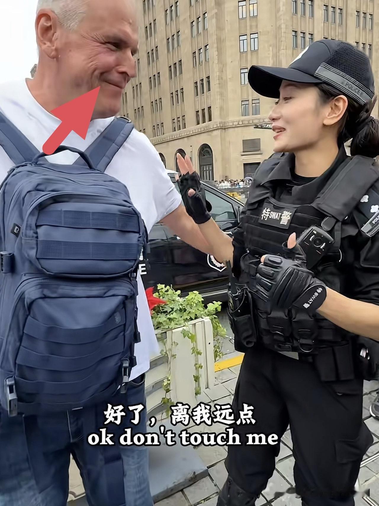 这位特警姑娘火了，简直是又美又飒、举止大方又得体。国庆的上海外滩，外国游客