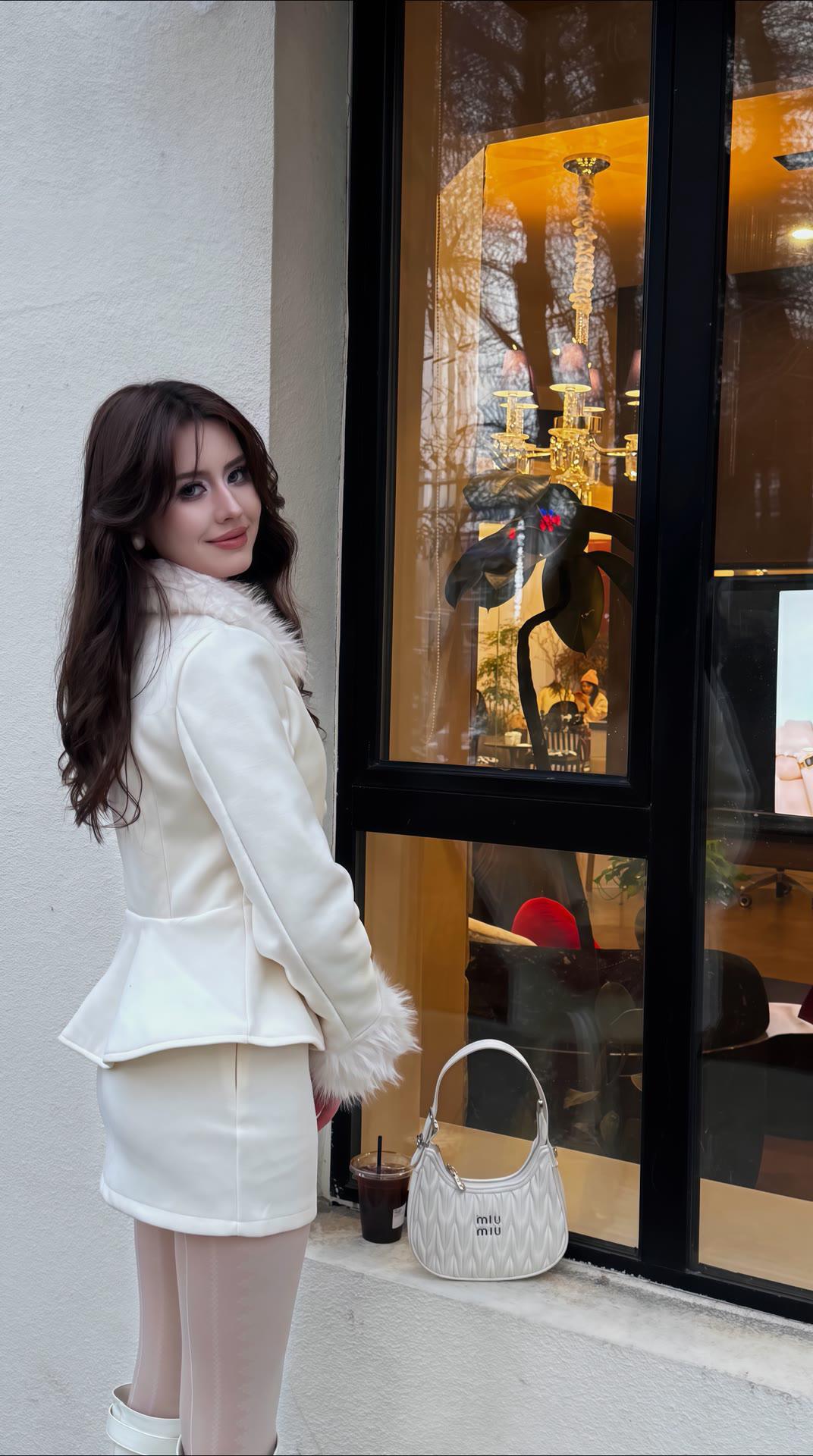 优雅白裙穿搭，时尚街拍，都市风尚白衬衫裙穿搭街拍美少女穿搭早秋白色穿搭白色