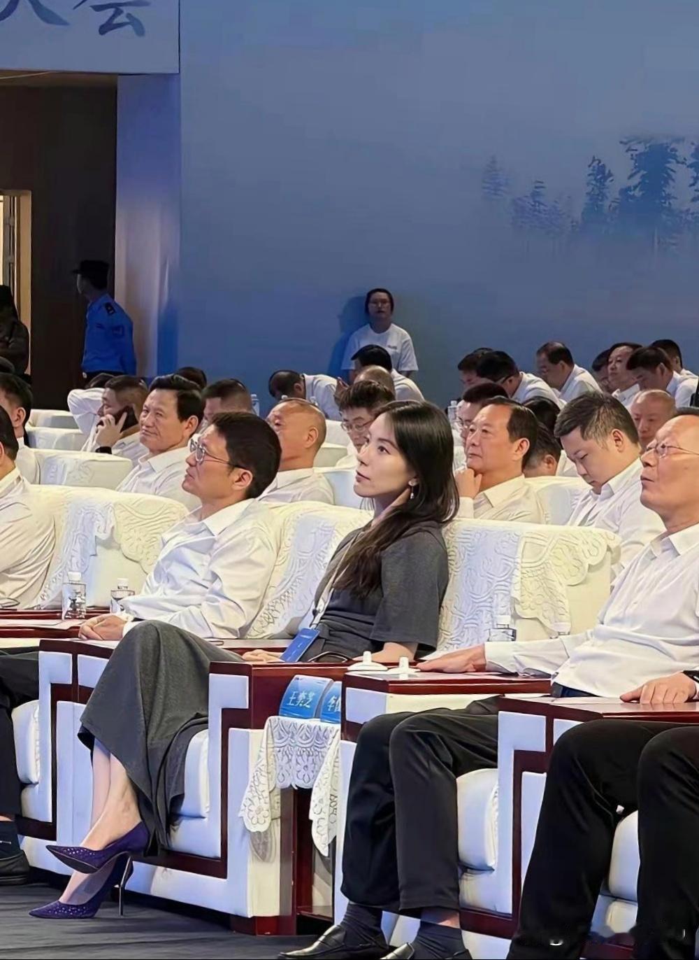 不得不说蔚来老板娘确实漂亮，我一个女都要看多两眼