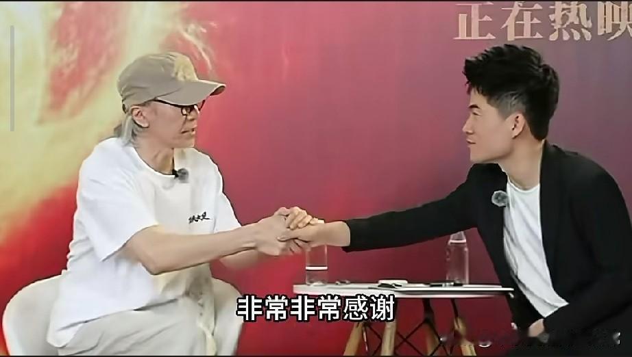 星爷喊董宇辉，辉哥！一场董宇辉对话周星驰的访谈，收尾的握手镜头戳中无数网友。
