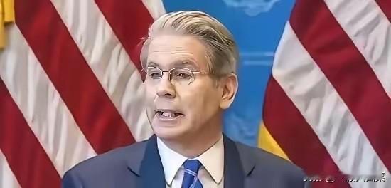 美国财长贝森特公开声称：世界没法承受，一个贸易顺差达到，一万亿美元的中国！中国想