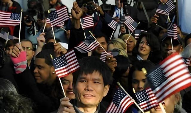 为什么在美华人感受不到美国“斩杀线”？因为他们从坐飞机到达美国那一刻起，就已经赢