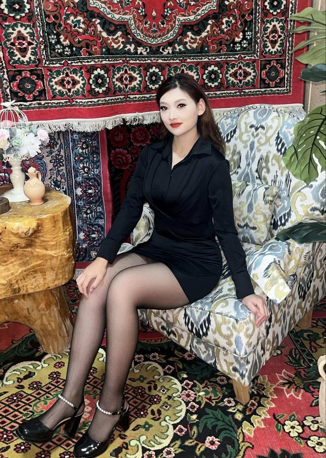 优雅黑裙，复古氛围，尽显女性魅力