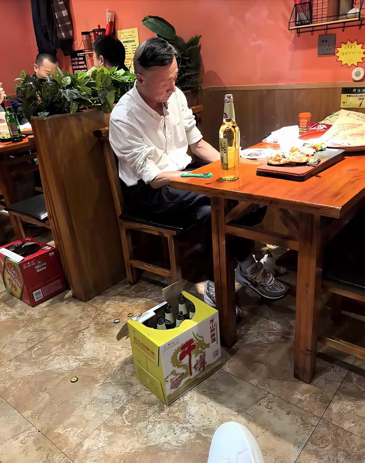 大哥就着一条小鱼，自己喝了12瓶啤酒