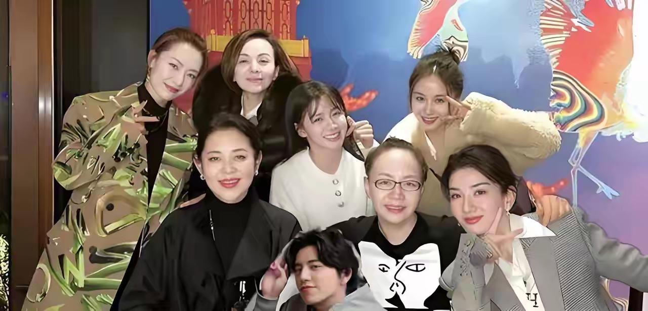 这张合照，我认出了发际线严重后移的宋丹丹，长睫如帘的倪萍，云鬓花颜的黄奕，秀发翩