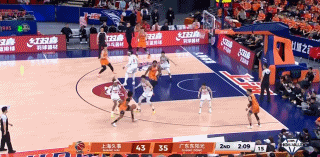 上海久事外援怀特塞德真是太霸道了！在今天上海久事主场迎战广东东阳光的比赛中，当时