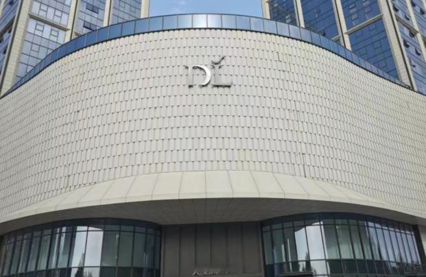 宣布涨租那天，于东来没还价。房东以为他至少会拖、会求情。但什么都没有。胖东来的通