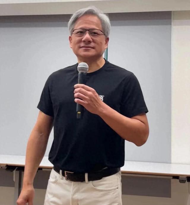 难怪有人常说，华人要是和白人结婚，到了第三代基本就看不见华人的样子了。英伟达的老