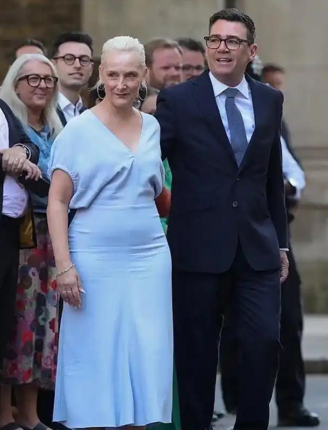 英国新首相上任，全网却盯着他老婆的裙子骂！英国换首相了，7月20日，唐宁街1