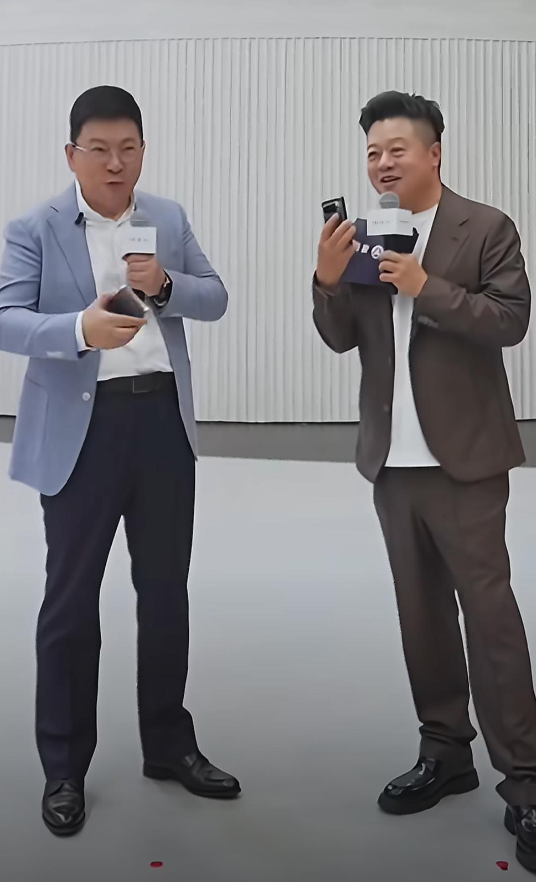 我敢说，北京车展上鸿蒙智行会客厅的直播肯定没有彩排过，因为，余承东居然在直播时“