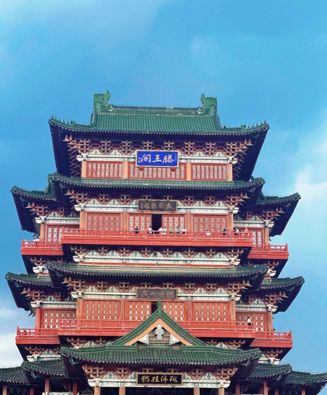 人一旦去过南昌滕王阁上背一遍《滕王阁序》，赣江边吹一次晚风。你会发现，王勃笔下