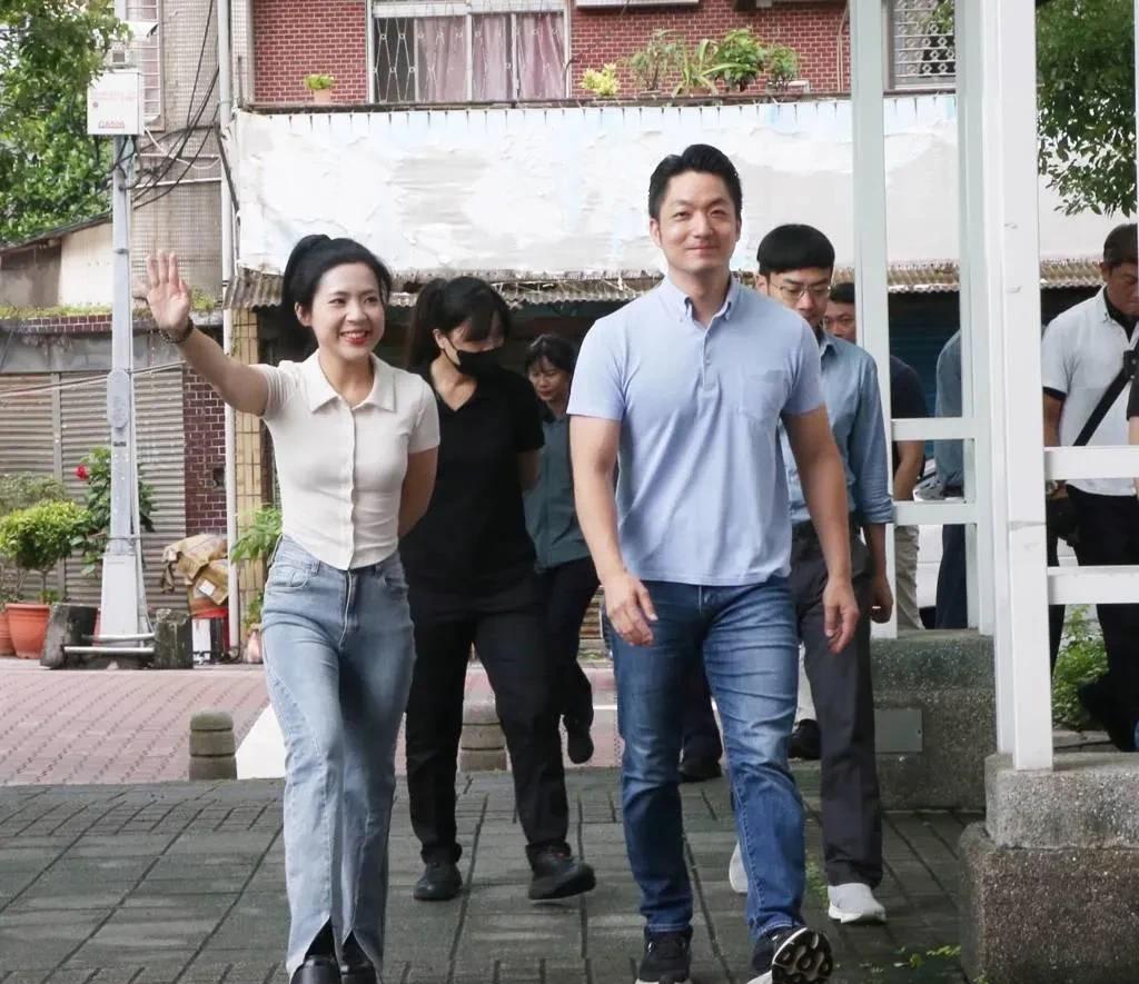 国民党台北市立委徐巧芯今天在台北市长蒋万安的陪同下前往投票点投票，徐巧芯表示，她