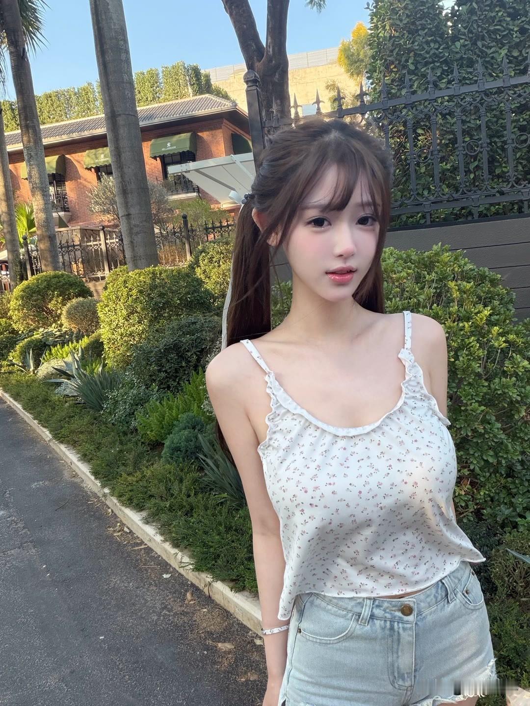 “花间美人笑，绿意满怀中”，这意境简直绝了！想象一下，漫步在一片花团锦簇之地，娇