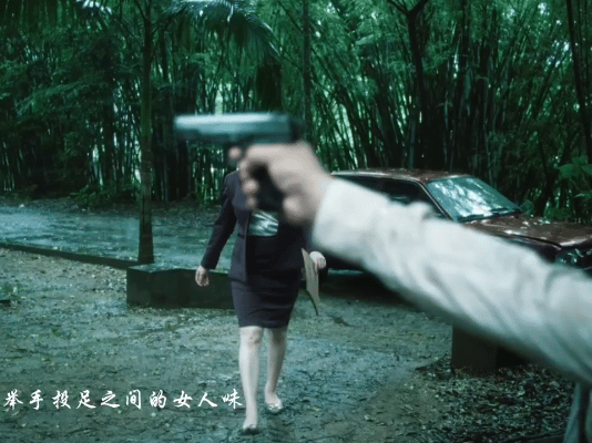 看《扫毒风暴》里这位女演员，真是把“熟女味”演活了！你看她那股劲儿——说“