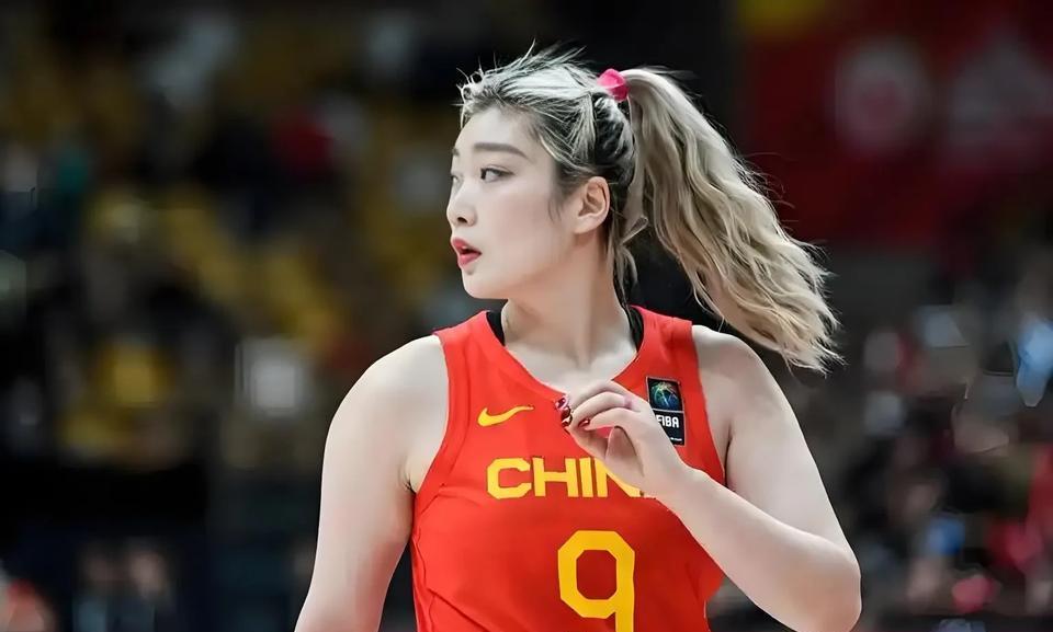 都是化妆惹的祸，李梦有错吗中国女篮当家球星李梦淡出国家无缘亚洲杯，在网上引起了
