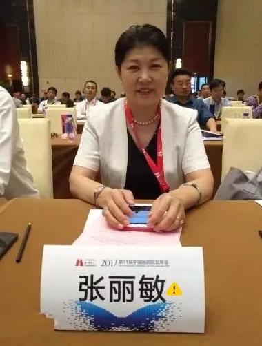 这位女医院院长长相富态，满脸堆笑，穿金戴银，一身名牌，只可惜她这个年，彻底