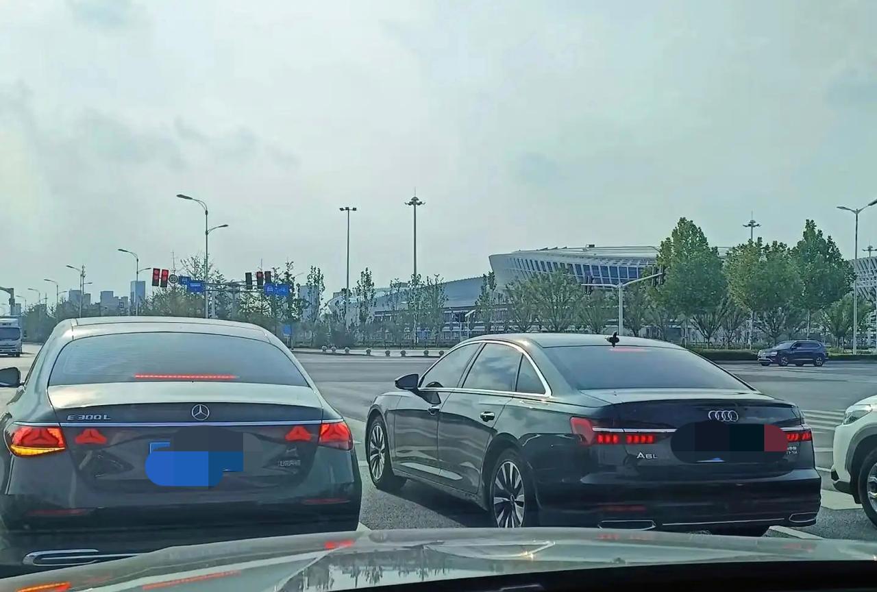 难道只有我一个人觉得奥迪A6L的气场更足？现在奔驰的车灯真没有以前那样大气，虽然
