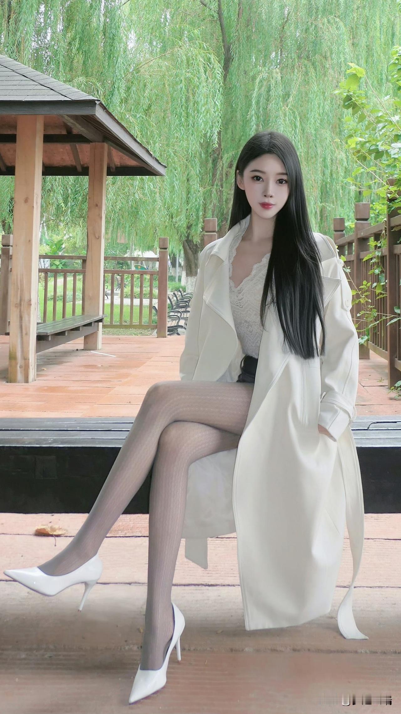 绿柳依依拂面来，白衣飘飘入画来。