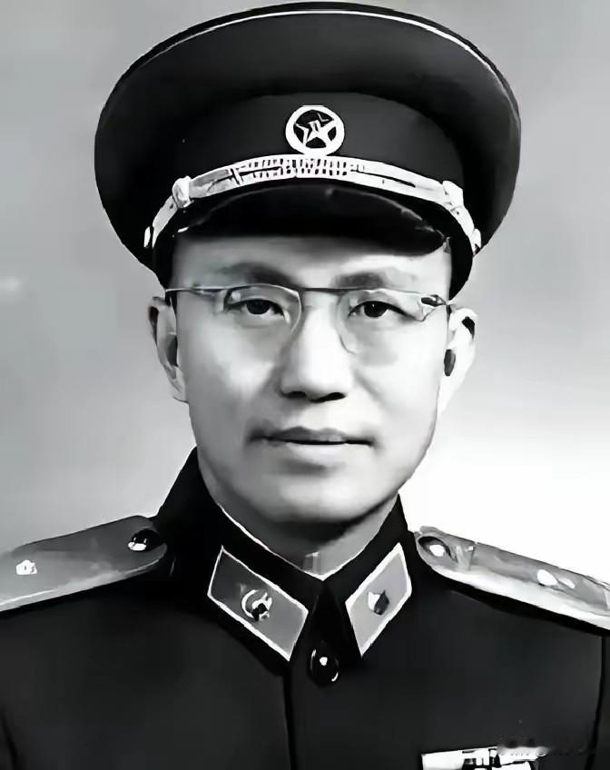 开国少将身居高位，62岁被免职，晚年捡破烂助学，一生只穿布鞋草鞋他是开国少