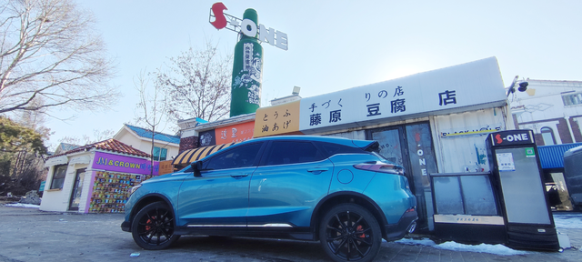 自己换机油保养的经验总结1.千斤顶。如果用千斤顶来顶起垫东西的话，不论什么样的